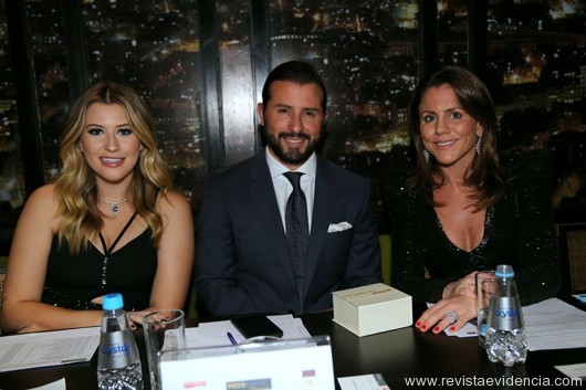 Também no júri, Karina Ades diretora do Miss Brasil(Miss Universo) com o cirurgião plástico o  mexicano Dr. Juan Pablo Menendez e a apresentadora e repórter da TV BAND, Marina Mantega.