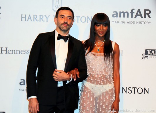 A Top internacional Naomi Campebell com o amigo Riccardo Tisci.