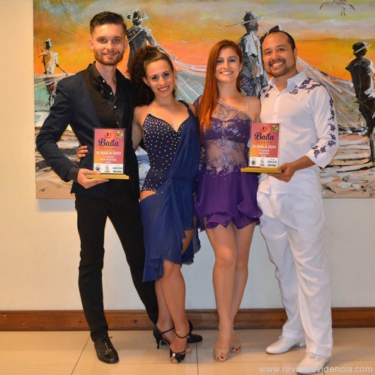 Daniel Lessa e Letícia Bernardes, na categoria profissional, Júlia Vieira e Gabriel Stedile, na categoria amador, com os troféus de campeões do Baila Duo 2016 (Foto: Paulo Capocci)