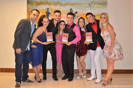 Letícia Bernardes e Daniel Lessa (1° lugar), Fernanda Dubiel e Ricardo Lima (2° lugar), Gabriele Fagundes e Emmanuel Keiber (3° lugar), classificados na categoria profissional do Baila Duo, entre Neville Fusco e Clarisse Nunes, respectivos presidente e diretora da Associação Catarinense de Dança de Salão (Foto: Paulo Capocci)