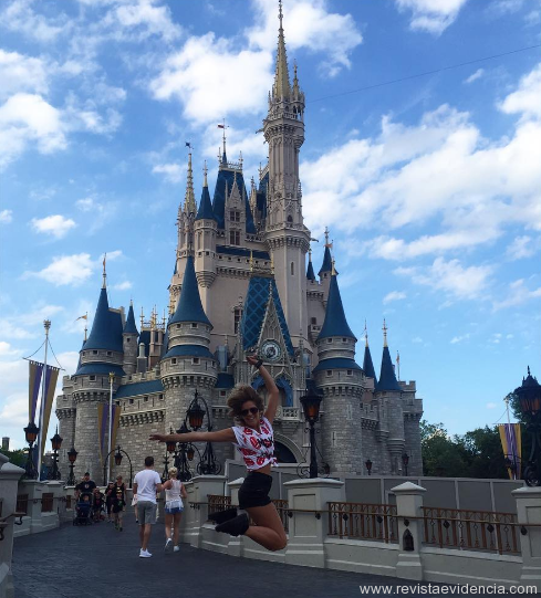 Isabella curtindo o Magic kingdom, da Disney