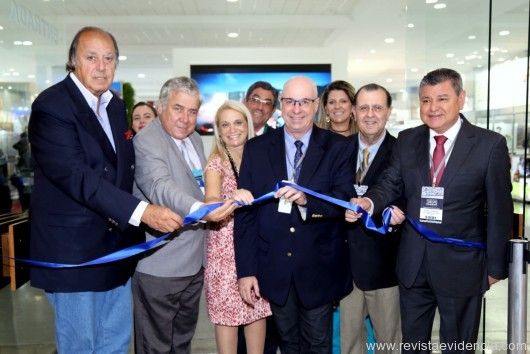 Já na abertura, do 22º Salão Paranaense de Turismo, na Expo Unimed Positivo, Roberto Bacóvis, presidente da ABAV-PR no corte da fita entre autoridades convidadas.