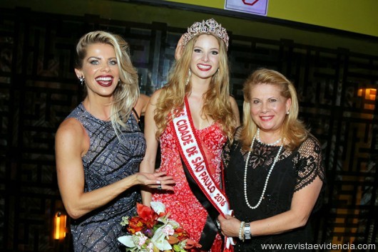 A apresentadora e atriz Karina Bacchi e sua mãe Nádia Bacchi(ONG Florescer) emolduram a eleita Miss São Paulo Capital 2016,  Marjorie  Bresner.