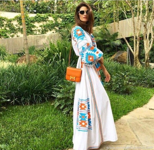 A top model e apresentadora de tv Isabella Fiorentino, com bolsa Hermes caramelo fez bonito no estilo do look étnico. A moda Hippie Chic em alta.