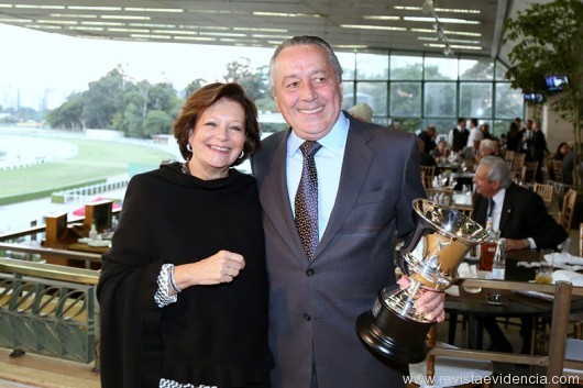 Na premiação o presidente do Jockey Club de São Paulo Eduardo Rocha de Azevedo com a esposa Márcia