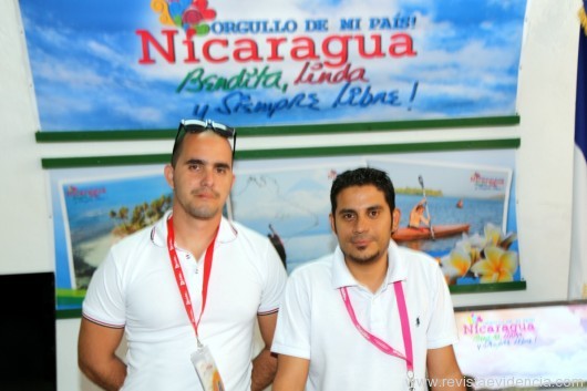 Na feira no stand da Nicarágua, os representante do Turismo Victor Navarro e Ariel Fumero