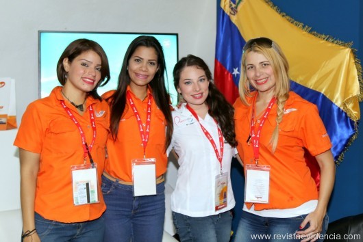 No stand da Venezuela Maria Gabriela Jauregui com Karenmys Garcia e Lilibel Tubarey e Karlibel Gonzalez