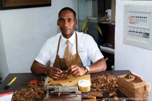 O artista plástico com esculturas feitas do tabaco Cubano, Rolando Meralla