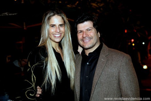 O cantor Paulo Ricardo e a namorada Gabriela Medeiros.