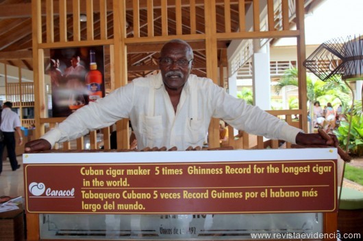 No Giness Book o charuteiro que fez o maior Charuto do mundo com mais de 50 metros,Jose Castelar Cairo de 66 anos