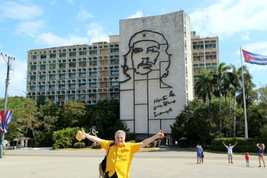 Na frente do prédio das Relações Exteriores de Cuba com o painel da face de Che Guevara o jornalista Antonio Salani