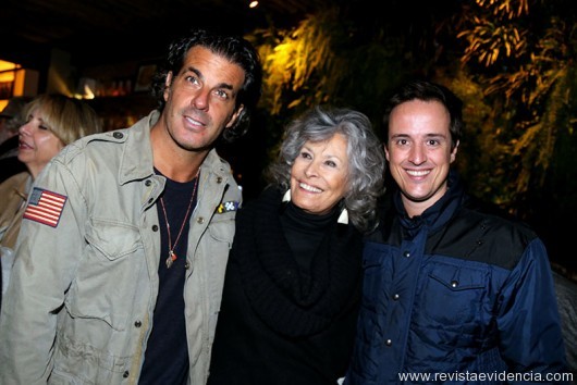 A esposa de Ricardo ,Gizella Amaral e emoldurada pelo apresentador de TV Álvaro Garnero e Caco Perroy