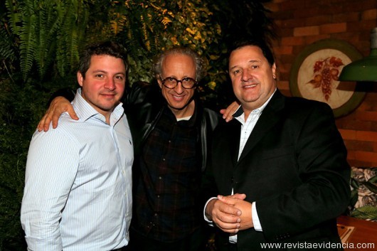 Os empresários Sergio Lopes com o restauranter Luiz Henrique Marcondes  e Eugenio Stipp
