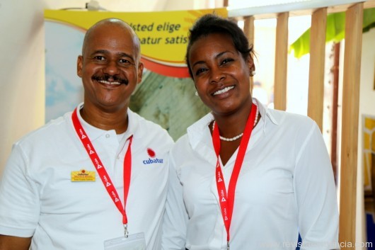 No stand da Cubatur o diretor comercial Yumer Gutiérrez com dania Crespo da SolAzul turismo de Cuba