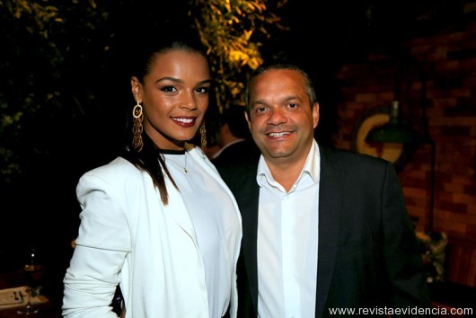 Do O Globo o diretor de MKT, Marcelo Guedes acompanhado de Nathalia.