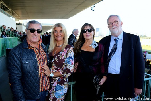 Os casais o puplisiter Jose Luiz Ribeiro e Solange Giarge com o casal Sonia Gama diretora social do Jockey Curitiba Paraná e o marido o veterinário Newton Birskis