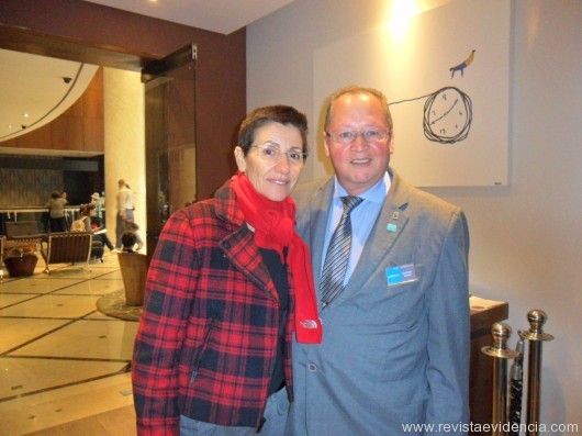 A atriz Cássia Kis Magro com Lupercio Moises, assistente de A&B TRYP Higienópolis.