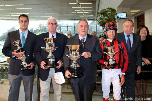 Equipe do Rio de Janeiro, responsável pelo sucesso do cavalo Universal Law montada por Vagner Borges e treinado por Roberto Solana de propriedade Sergio Coutinho e Carlos Eduardo do Haras Regina, com o presidente do Jockey de São Paulo,  Paulo Eduardo Rocha.