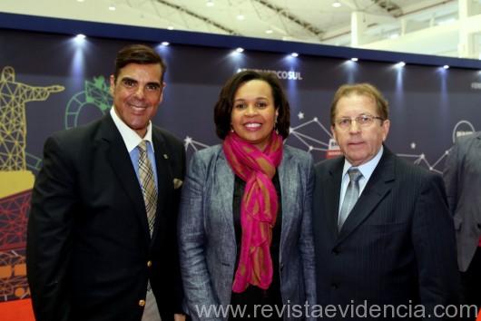 Na abertura da feira o diretor da Embratur Marco Lomanto com a Secretaria adjunta de Turismo de Santa Catarina Simone Vieira Machado e Valdir Walendowsky presidente da Santur.