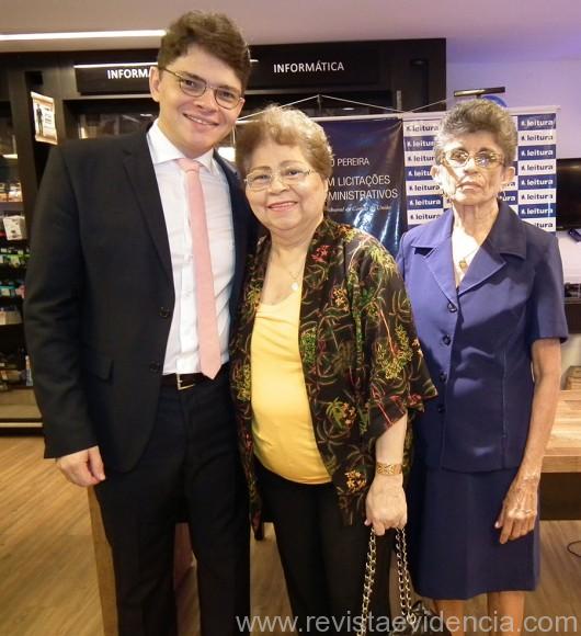 Dr. Miguel Ribeiro com a mãe Maria Regina e a tia