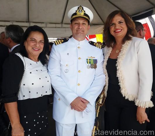 O novo comandante, Mário Márcio ladeado pelas senhoras, Advogada Geneildes Carvalho e a Juíza do TRT Carolina Bertrand