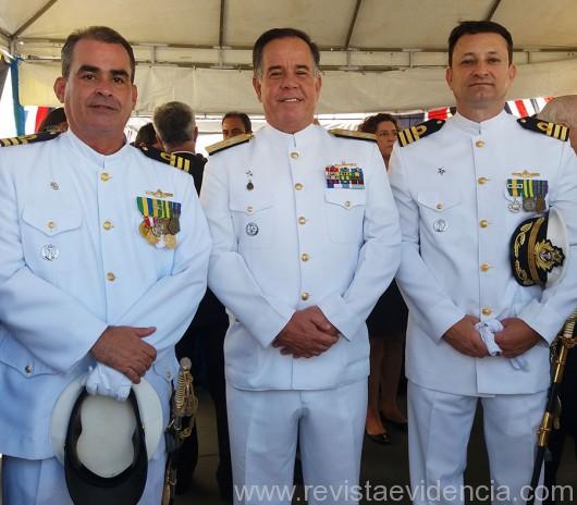 Capitão-de-fragata Antonio Braz de Souza, vice-almirante Afrânio de Paiva Moreira Júnior, comandante do 3º Distrito Naval e o capitão-de-fragata Mário Márcio Cardoso Teixeira