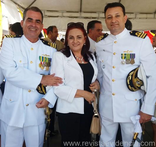 Esta jornalista ladeada pelo capitão-de-fragata Antonio Braz e do novo comandante da Capitania dos Portos de Alagoas, o capitão-de-fragata Mário Márcio Teixeira