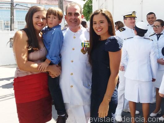 Senhora Claudia Trotta, o pequeno Lucas, capitão-de-fragata Antonio Braz e sua filha, a lindíssima Bruna