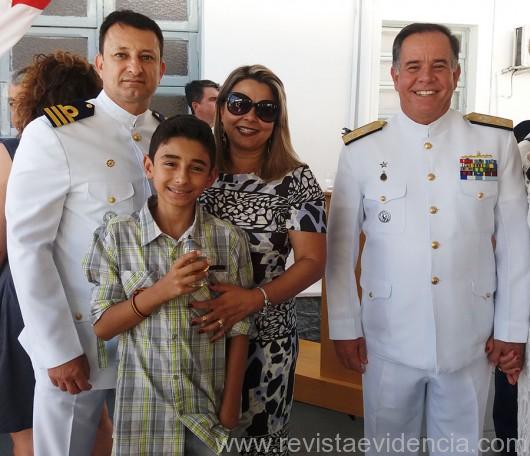 Capitão-de-fragata Mário Márcio ao lado da sua esposa, Fabiana, do seu filho, Patrick e do vice-almirante Afrânio de Paiva Jr.
