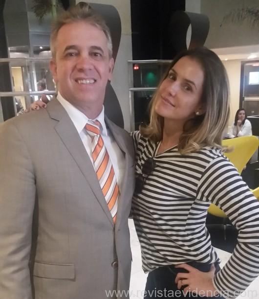 Percio Mello Jr, gerente de vendas no Meliá Brasil 21 com a atriz Deborah secco