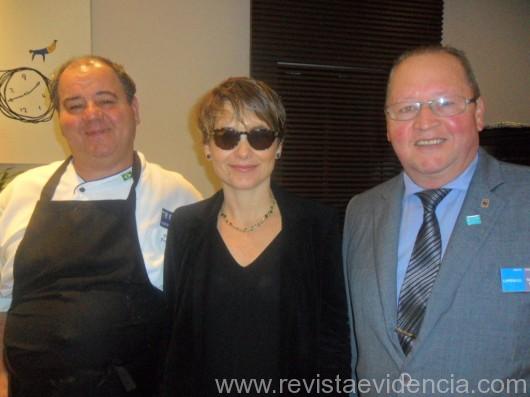 Chef Francisco Frasson, a atriz Cláudia Abreu e Lupércio Moisés, assistente de A&B TRYP Higienópolis