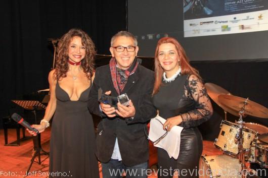 O jornalista ​Jefferson Severino ladeado pela atriz Stefânia Barca e pela presidente do FIACULT Marta Lobo