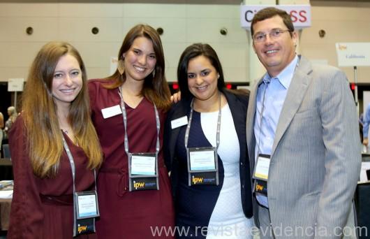 No stand do Experience Kissimmee, Rochelle Siegel e Veronica Figueroa, Nori Rodrigues com Luiz de Moura do US Travel.