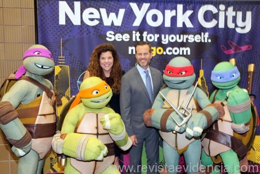 Com os tartarugas Ningas o ceo e presidente da NYC&Company, Fred Nixon 