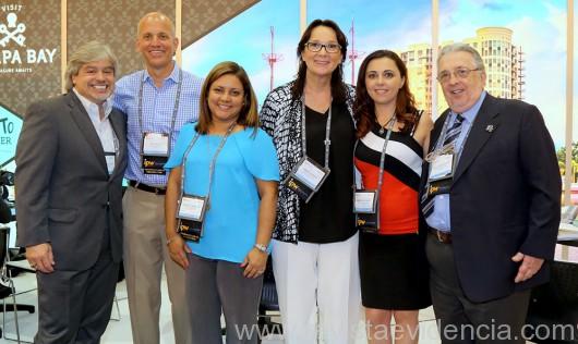 No stand do Visit tampa Bay, o presidente, Santiago Corrado com Patrick Harrison e Marisol Berrios, Vera Sommer, Josephine Ando e Leslie Beneveniste.