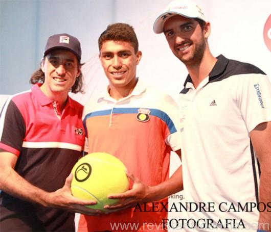 E ex-tenista Fernando Meligene, garoto propaganda do torneio, com os tenistas Thiago Monteiro e Thomaz Bellucci