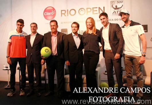 O Tenista Thiago Monteiro, junto com os organizadores e o tenista Thomaz Bellucci, último da direita