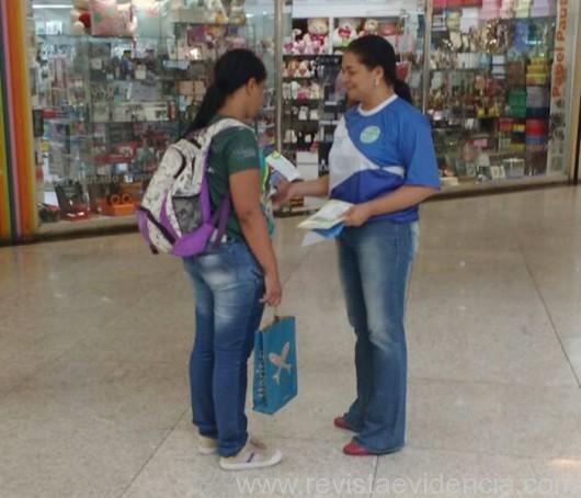 Assistente social Eliane Teles aborda clientes no mall do Maceió Shopping com folders contendo informações sobre a prevenção de doenças renais 