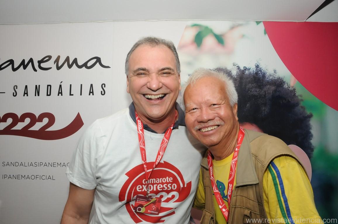 O político Nelson Pelegrino bate-papo com o amigo, o querido das celebridades, o fotógrafo Sun Sun no melhor Camarote da Bahia, Expresso 2222. (CRÉDITO: STUDIO SUN SUN/SALVADOR-BA)