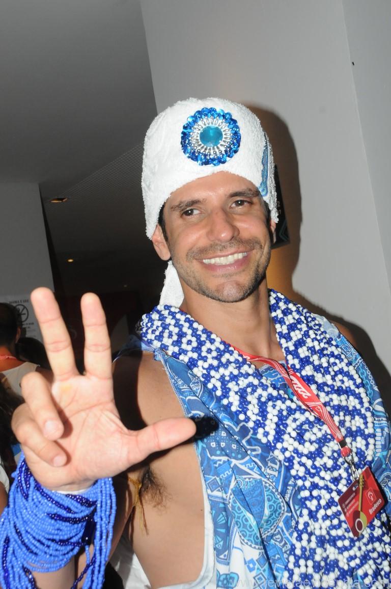 Alexandre Barillari, frequentador assíduo da Bahia, vestido de Gandhy no registro do consagrado fotógrafo Sun Sun. (CRÉDITO: STUDIO SUN SUN/ SALVADOR-BA)
