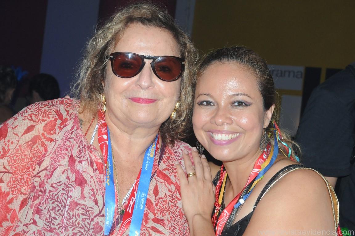 Na correria da cobertura do melhor Camarote da Bahia, as jornalistas Joyce Pascowith e Yin yee Carneiro trocam figurinhas dos eixo São Paulo-Bahia no flash do consagrado Sun Sun. (CRÉDITO: STUDIO SUN SUN/SALVADOR-BA)