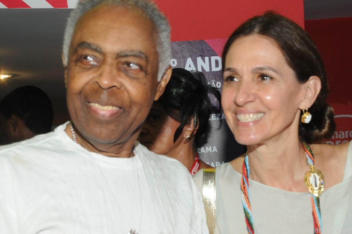 Os queridíssimos anfitriões Gilberto Gil e Flora Gil no registro rápido do consagrado fotógrafo da Bahia, Sun Sun, no melhor Camarote da Bahia, Expresso 2222. (CRÉDITO: STUDIO SUN SUN/SALVADOR-BA)