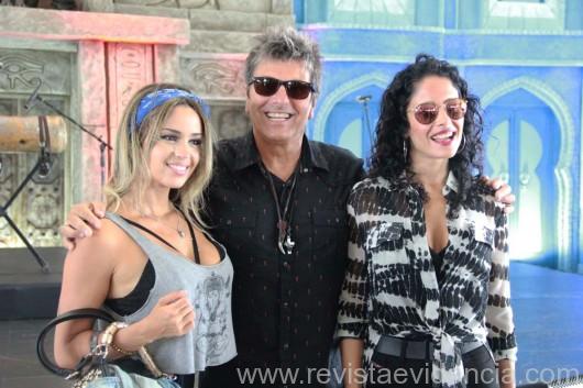 Evandro Mesquita ao centro com as duas Backing Vocal da Blitz (Foto: Alexandre Campos)