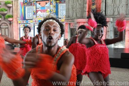 Bailarinos africanos em evolução para a apresentação da “Rock Street África” (Foto: Alexandre Campos)