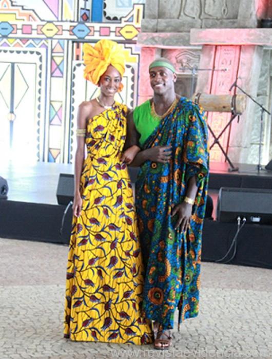 Casal de modelos, vestidos a caráter com trajes africanos (Foto: Alexandre Campos)