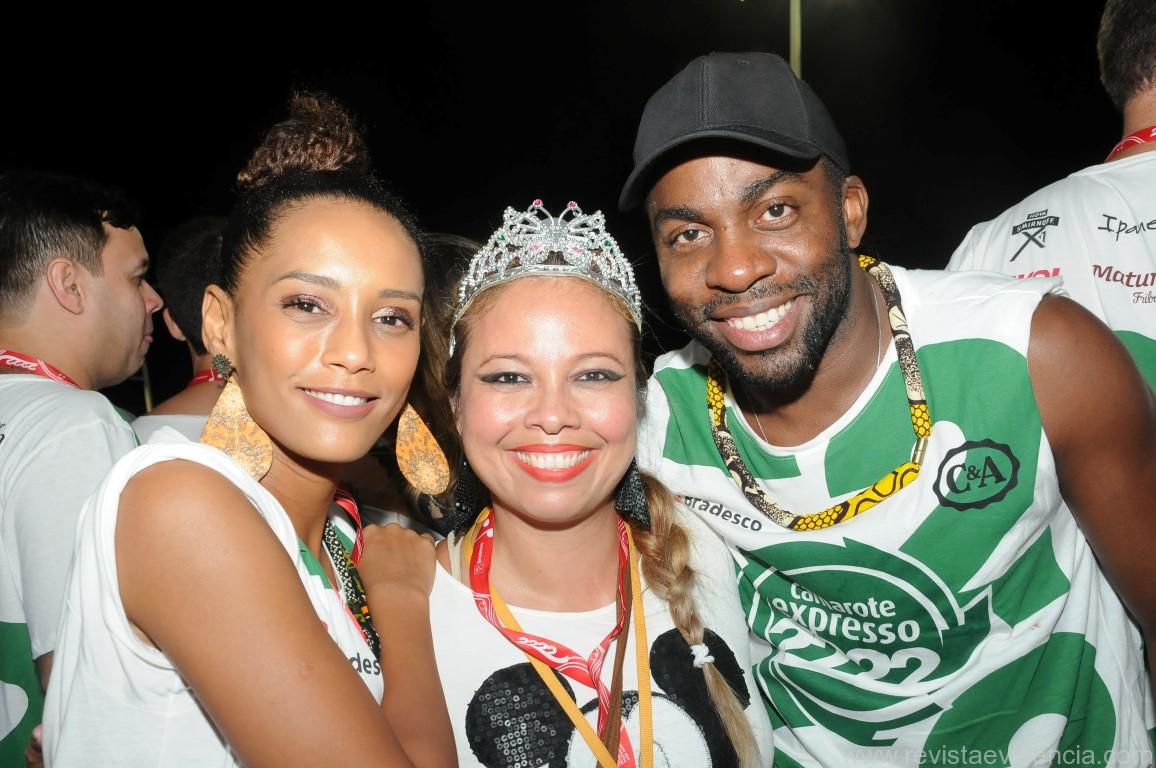 A jornalista e colunista social baiana Yin yee Carneiro com o casal de atores Taís Araújo e Lázaro Ramos no Camarote Expresso 2222 clicados pelo consagrado fotógrafo Sun Sun. (CRÉDITO: STUDIO SUN SUN)