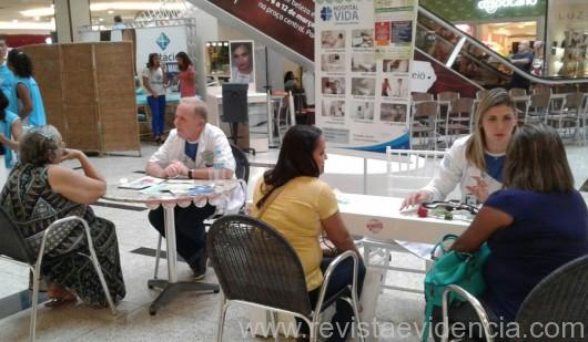 Médico João Cubas e a enfermeira Luciana em atendimento humanizado, no Maceió Shopping