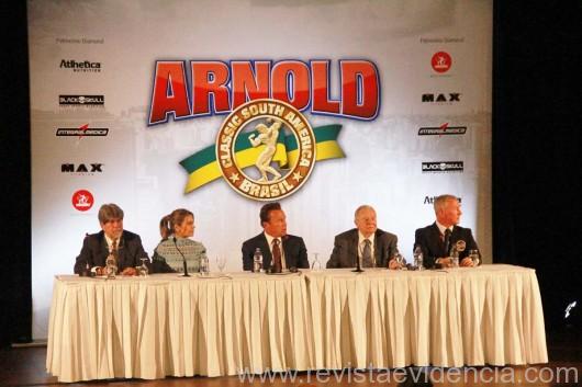 Luis Felipe Bonilha, Ana Paula Leal, Arnold Schwarznegger, Jim Lorimer e um executivo do evento. São Paulo, 21 de abril de 2017 (Foto: Alexandre Campos)