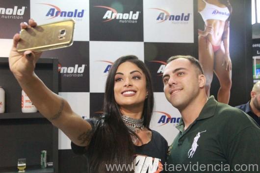 Aline Riscado faz self com um fã (Foto: Alexandre Campos)