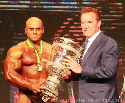 Lukas Osladil, da República Checa, recebe o troféu de Arnold Schwarznegger. (Foto: Alexandre Campos)